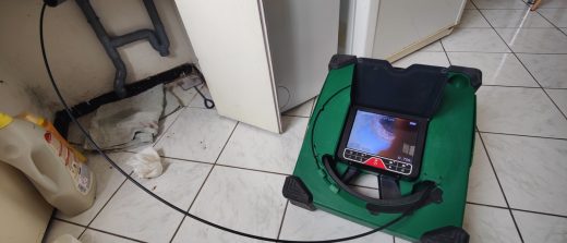Recherche de fuite non destructive sous évier avec caméra et fumigène