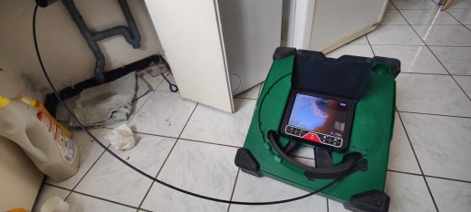 Recherche&#x20;de&#x20;fuite&#x20;non&#x20;destructive&#x20;sous&#x20;&#x00E9;vier&#x20;avec&#x20;cam&#x00E9;ra&#x20;et&#x20;fumig&#x00E8;ne