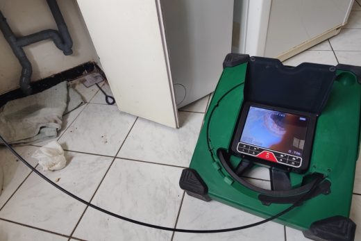 Recherche de fuite non destructive sous évier avec caméra et fumigène